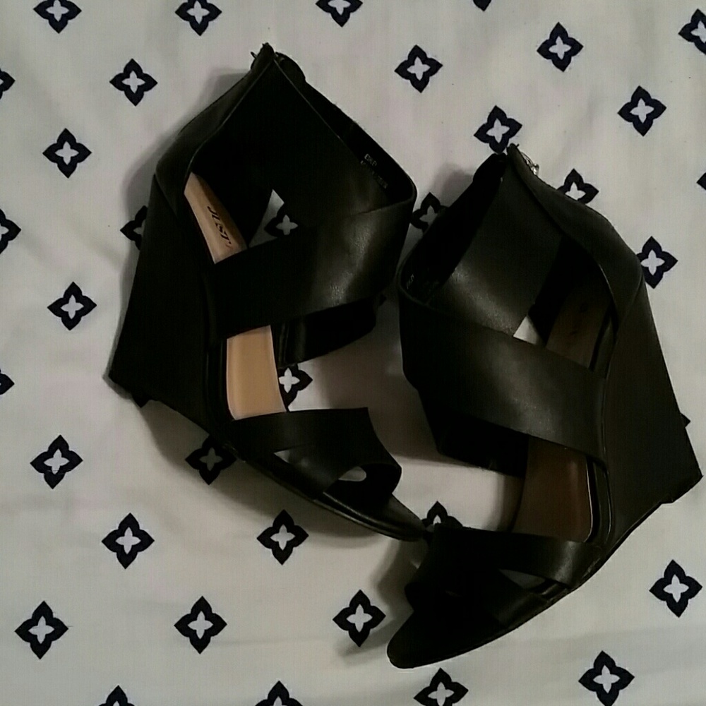 Black wedge heels
